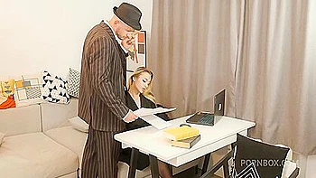 Chefe loira adolescente leva foda anal no escritório