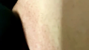 Красотка ласкает свою задницу крупным планом