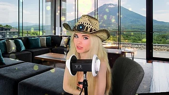 Jeune blonde sexy se montre seule en webcam