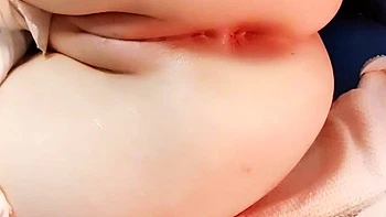 Adolescente japonesa fode a buceta apertada com brinquedos