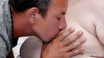 Reife Milf mit natürlichen großen Titten als Seitenschlampe