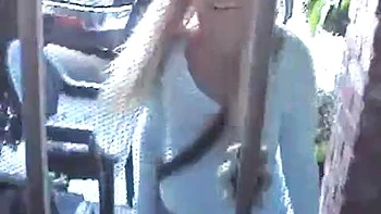 Pom-pom girl ratée se fait baiser fort: pipe et levrette