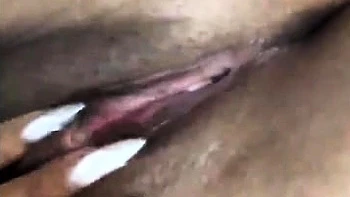 Gostosa de salto alto se fode sozinha POV