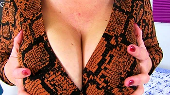 Пышногрудая мамка Камилла ебется с огромным дилдо