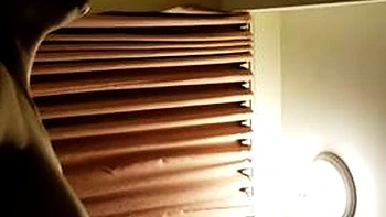 Asiatisches Babe stöhnt beim Blasen und Lecken