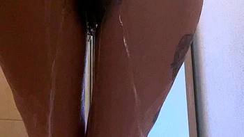 Garota teen se despe e se masturba no chuveiro