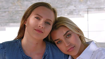 Alberto e Stacy fodem a buceta da Elena ao ar livre