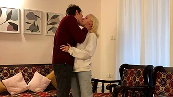 Teens de jeans trocam peitos naturais e lambem pirulitos