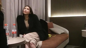 Amatrice chinoise suce et chevauche à la levrette