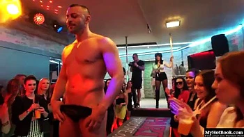 Дженни сосет в стриптиз-клубе на вечеринке