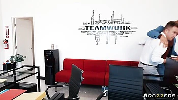 Kira Noir brune pulpeuse chevauche grosse bite noire