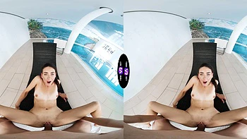 Vixi Rafi chevauche et suce dans la piscine sexy