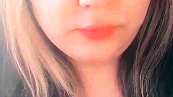 Großbusige Milf masturbiert mit Dildo