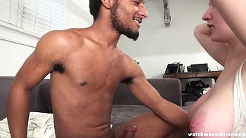 Adolescente pelirroja tetona follada por polla negra enorme