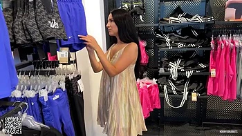 Petite amie allemande chaude teste vibro Lovense en public en voiture