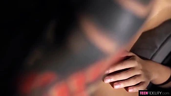 Schüchterner Teen spritzt seine heiße Stiefmutter-Krankenschwester voll