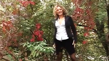 Alessia Donati léchage lesbien, baisers & gros seins