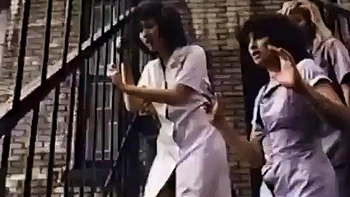 Горячая бразильская мамка сосёт и трахается сзади