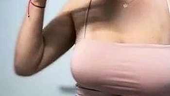 Amateur Blondine mit riesigen Titten masturbiert solo