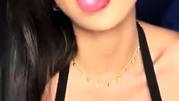 Brunette sexy masturbando-se sozinha no cu