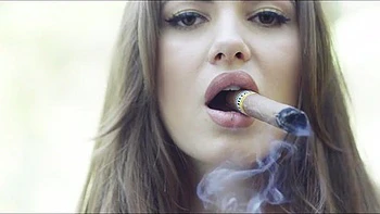 Brune plantureuse au gros seins fait un striptease