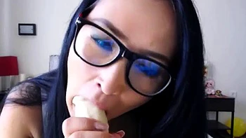 Юми на камере мастурбирует и сосет дилдо