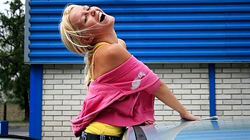 Sophie Moone, blonde, nue et sexy en train de laver sa voiture