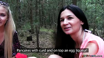 Kitten se quita la ropa, lame su coño y se mete dedos afuera