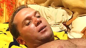 Brunette caliente gimiendo mientras monta y la follan duro