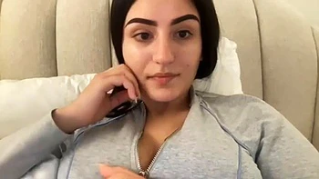 Amateur Missy desnuda en público