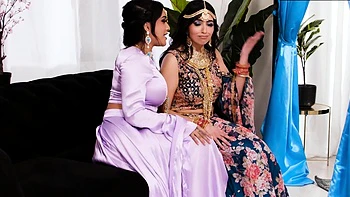 Heiße indische Brünette fummeln, lecken und dreier Orgasmen