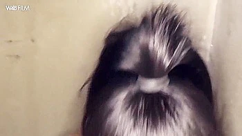 Lateinamerikanisches Teen-Mädchen strippt in Spitzenwäsche