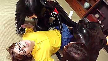 Ele fode a garganta dela fundo com strap-on e depois a buceta