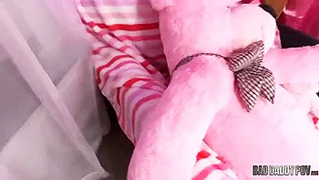 Fodi a buceta da minha enteada na fralda