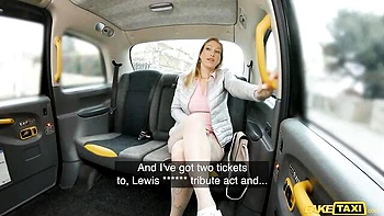 Langbeinige Schlampe Dionne Darling wird von riesigem Schwanz gefickt