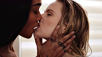 Gatas lésbicas fodendo no banheiro - tesão em preto e branco