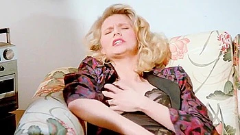 Опытные мужики ебут мокрые киски с кончами