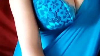 Sexy indisches Mädchen spielt allein mit ihren Titten