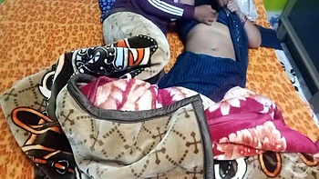 Belle brune baise avec son copain