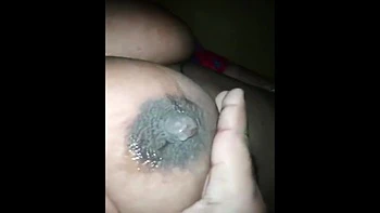 Bhabi india cachonda exprime sus tetas lecheras POV