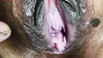 Bhabhi indienne desi baise sa grosse chatte et ses seins lactés