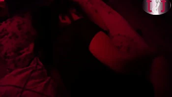 Chica india mueve su gran culo sola con juguetes