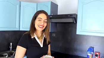 Milf criminelle et flic en lingerie aux gros seins s'affrontent