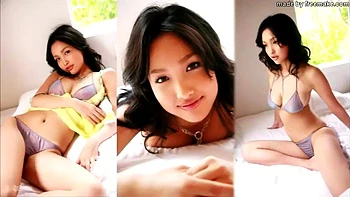 Сексуальная азиатская любительница ласкает киску