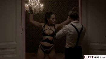 Buttmuse me force à un anal BDSM brutal en talons hauts