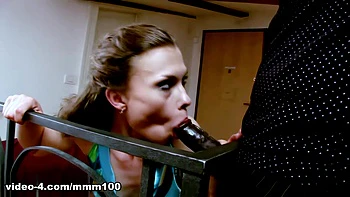 Pau preto enorme estica o cuzinho da teen