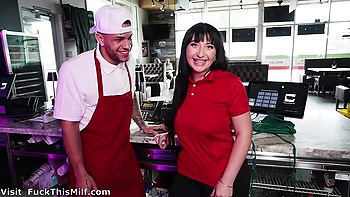 Aleksa Mink encule grosse chatte façon pizza