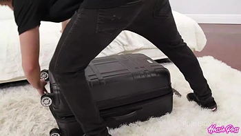 Jay dehnt Claras kleine Pussy beim wilden Ficken