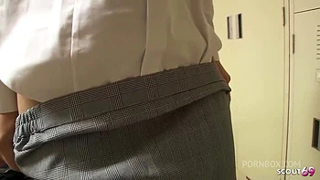 Secretaria japonesa delgada follada doble en trío MMF con creampie