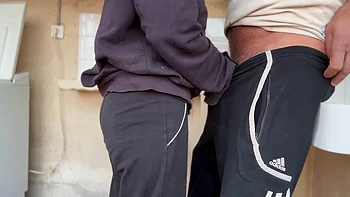 O vizinho goza tanto na minha boca que não consigo engolir